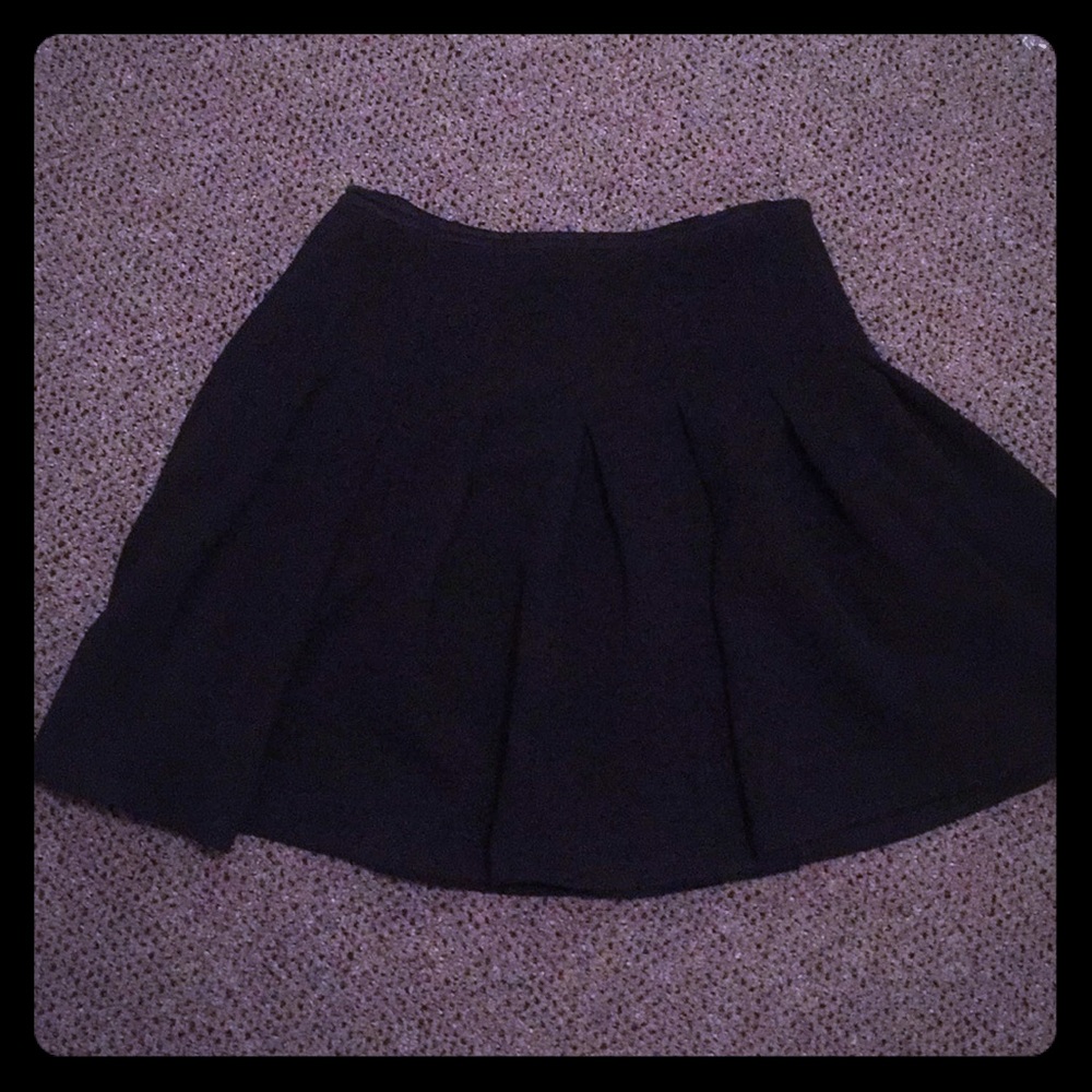 Pleated black skirt
